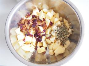 将其他材料放入拌匀。