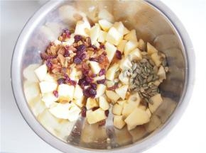 将其他材料放入拌匀。