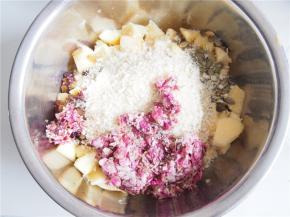 放入洗净的玫瑰花瓣和面包糠拌匀。