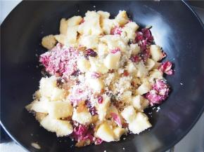 黄油融化后，加入馅料略微炒制均匀。