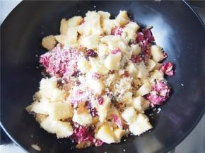 黄油融化后，加入馅料略微炒制均匀。