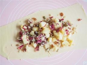 将醒发好的面团分成四份，尽量擀成长方形薄皮。