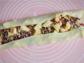 将馅料放入，将面皮两侧折叠，然后从一端小心卷起来。