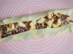 将馅料放入，将面皮两侧折叠，然后从一端小心卷起来。