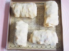 卷好后摆放在铺了硅胶垫的烤盘上。