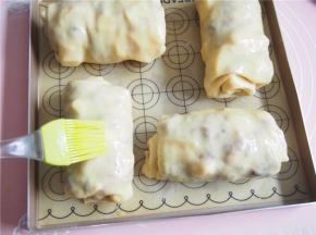 卷好后表面刷一层无盐黄油，烤箱预热至180度，中层上下火，30分钟左右观察表面呈金黄色即可。