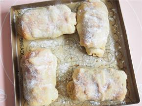 烤好后表面洒上糖粉，切开即可。