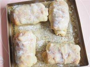 烤好后表面洒上糖粉，切开即可。