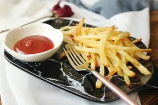 期间可以拉出来颠一下锅，翻翻面。如果薯条过粗，适当增加时间，时间长点也不用担心会糊，上色很均匀。蘸番茄酱食用，空口也很美味。