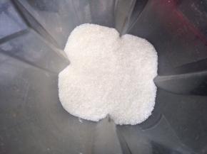 再把粗白砂糖倒入。