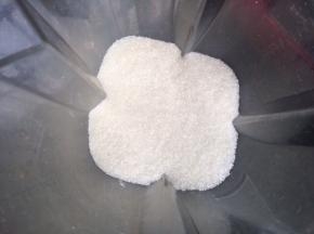 再把粗白砂糖倒入。