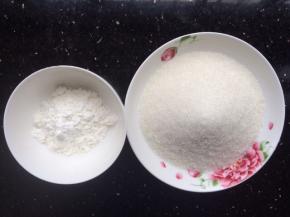 把粗白砂糖和玉米淀粉称好。