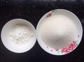 把粗白砂糖和玉米淀粉称好。