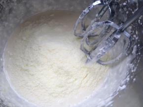 奶粉分多次加入已经跟黄油混合好的水饴糖糊中，每加一次奶粉都用打蛋器搅打混合再加下一次，这样操作做出来的糖口感会比没有搅打直接拌匀的棒很多哦，很好吃，很有嚼头。
奶粉因为是分次加入搅打的，完全不用担心会变硬打蛋器搅打不动，因为全程都有隔着热水操作哦，都是软软的呢。