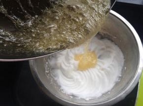 提前煮好适量的热水，水饴煮好，把蛋白坐入热水中隔水操作以下步骤，煮好的水怡快速倒入蛋白中，一边倒入一边用电动打蛋器高速打匀。
