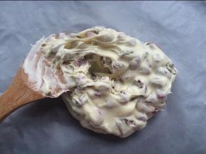 拌好倒入油布中，也可以放入金盘中整形操作。