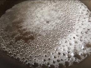 把水饴，冷水，细砂糖跟细盐一起放入锅中，用小火慢煮。