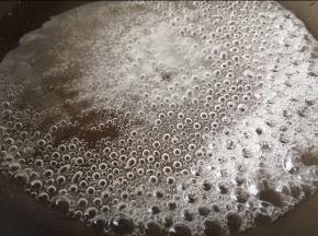 把水饴，冷水，细砂糖跟细盐一起放入锅中，用小火慢煮。