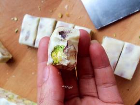 糖冷却之后就可以切自己喜欢的块状了。一边切一边吃是我的节奏^ _ ^
切好用糖纸包好，然后放入密封的罐中或密封袋中，夏天最好放冷藏。