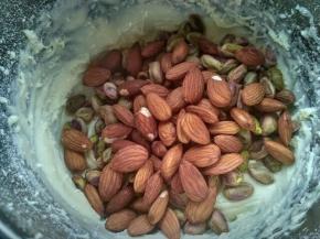 最后加入开心果，杏仁搅拌均匀。