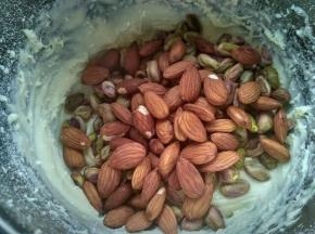 最后加入开心果，杏仁搅拌均匀。