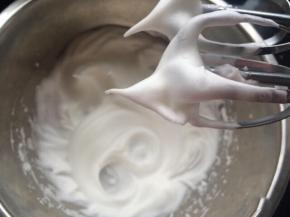 同样在煮水饴时间把蛋白打发，打至硬性发泡，电动打蛋头提起能形成小尖钩。
觉得煮水饴期间还是可以做很多小事情的，如果觉得忙不过来，也可以先融化好黄油跟打发蛋白再来煮水怡。