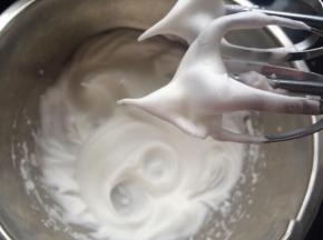 同样在煮水饴时间把蛋白打发，打至硬性发泡，电动打蛋头提起能形成小尖钩。
觉得煮水饴期间还是可以做很多小事情的，如果觉得忙不过来，也可以先融化好黄油跟打发蛋白再来煮水怡。