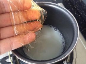糖融化后把火关掉，等3分钟左右，加入泡软的吉利丁片，搅拌直至吉利丁片完全融化跟纯牛奶融合一体。