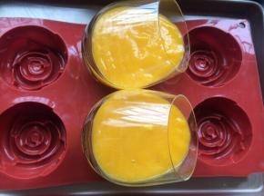 把杯子斜放在模具里或其它的物体托中，倒入芒果泥，放入冰箱冷藏2-3小时定型。