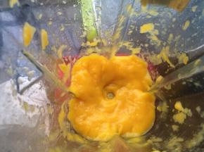 芒果洗干净去皮去核取肉放入料理机打成芒果泥。