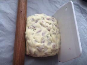 借助面棍跟硅胶板整形，用面棍压实掰宽，用硅胶板修整边边角角，如图。