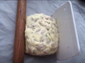 借助面棍跟硅胶板整形，用面棍压实掰宽，用硅胶板修整边边角角，如图。