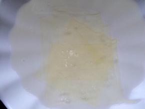 先把芒果部分的吉利丁片用冷水泡软。