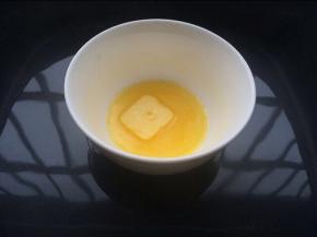 煮水饴的过程把黄油融化成液体状态备用，可以隔水或微波炉融化。