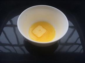 煮水饴的过程把黄油融化成液体状态备用，可以隔水或微波炉融化。