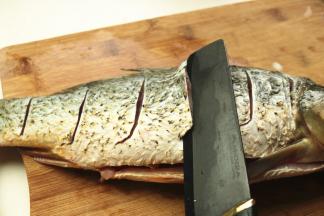 鱼身打花刀，先垂直切下去半厘米深，再平着刀向下片半厘米，一面大约切5刀的样子。