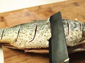 鱼身打花刀，先垂直切下去半厘米深，再平着刀向下片半厘米，一面大约切5刀的样子。