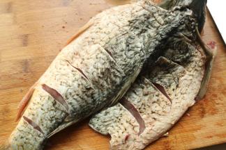 把鱼片成两半，但不切断。