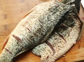 把鱼片成两半，但不切断。