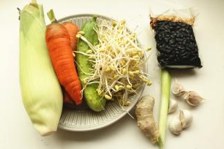 腌鱼的时候准备蔬菜。