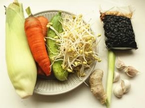 腌鱼的时候准备蔬菜。