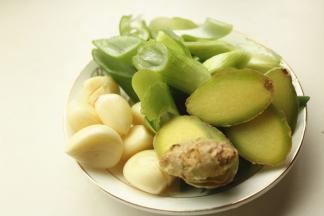 姜切片，蒜拍扁，葱切丝。