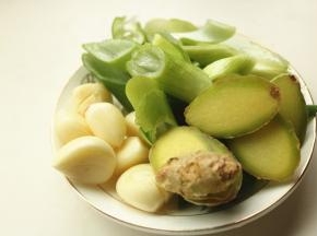 姜切片，蒜拍扁，葱切丝。