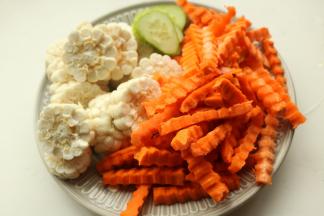 胡萝卜用花刀切成狼牙状，玉米切薄片，黄瓜切薄片。