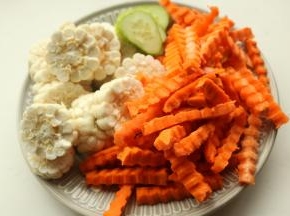 胡萝卜用花刀切成狼牙状，玉米切薄片，黄瓜切薄片。