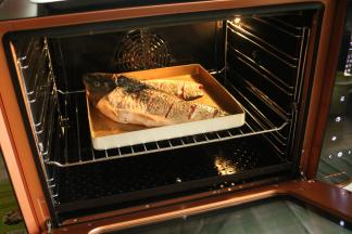 腌好的鱼送入卡士CO-750A烤箱第二层。
