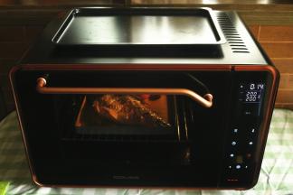 按下启动按钮，烤箱开始工作。