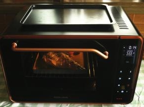 按下启动按钮，烤箱开始工作。