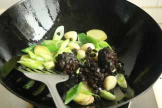 开始炒制蔬菜。炒锅放油，放入葱姜蒜炒香，再放入豆豉炒香。