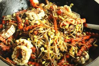 放入除了黄瓜片之外的蔬菜翻炒，根据口味加入调料，我只加了些生抽，豆豉本身的味道其实也足够了。